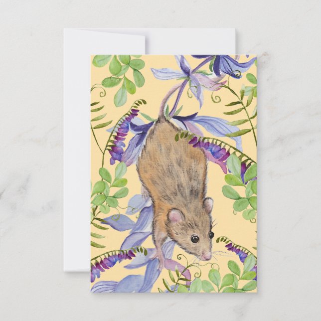 En rolig mus i en tjocklek med blommor. tack kort (Framsida)