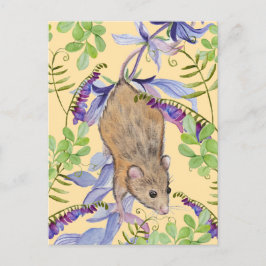 En rolig mus i en tjocklek med blommor. vykort