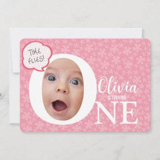 En roligt baby fotoblomma med rosa inbjudningar