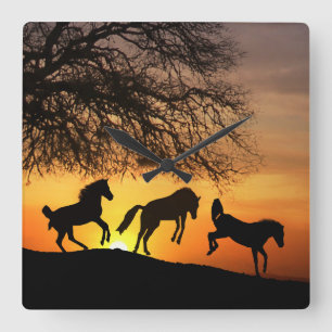 En roligt- och vismhäst fyrkantig klocka