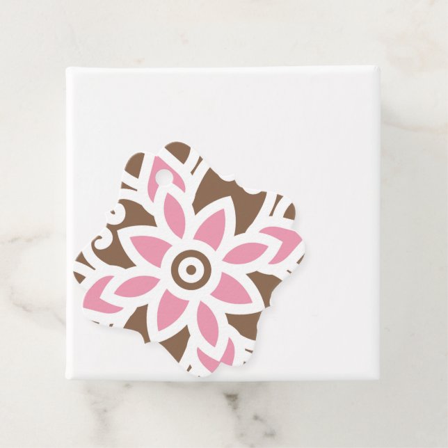 en rosa blomma på brun bakgrund gåvor etiketter (På plats)