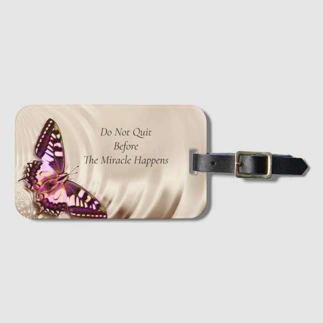 En rosa butterfly på en gräddsäcksbakgrund bagagebricka (Framsida horisontal)