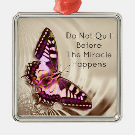 En rosa butterfly på en gräddsäcksbakgrund julgransprydnad metall