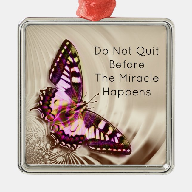 En rosa butterfly på en gräddsäcksbakgrund julgransprydnad metall (Framsidan)