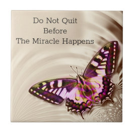 En rosa butterfly på en gräddsäcksbakgrund kakelplatta