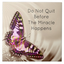 En rosa butterfly på en gräddsäcksbakgrund