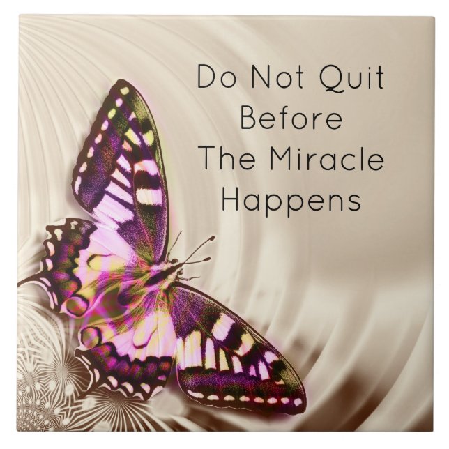 En rosa butterfly på en gräddsäcksbakgrund kakelplatta (Framsidan)