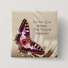 En rosa butterfly på en gräddsäcksbakgrund knapp