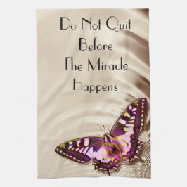 En rosa butterfly på en gräddsäcksbakgrund kökshandduk