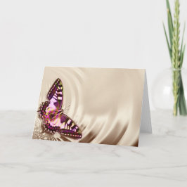 En rosa butterfly på en gräddsäcksbakgrund kort