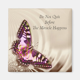 En rosa butterfly på en gräddsäcksbakgrund magnet