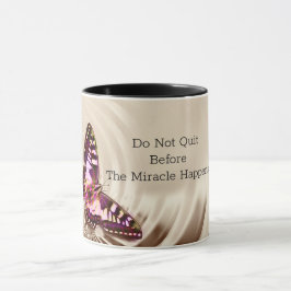 En rosa butterfly på en gräddsäcksbakgrund mugg