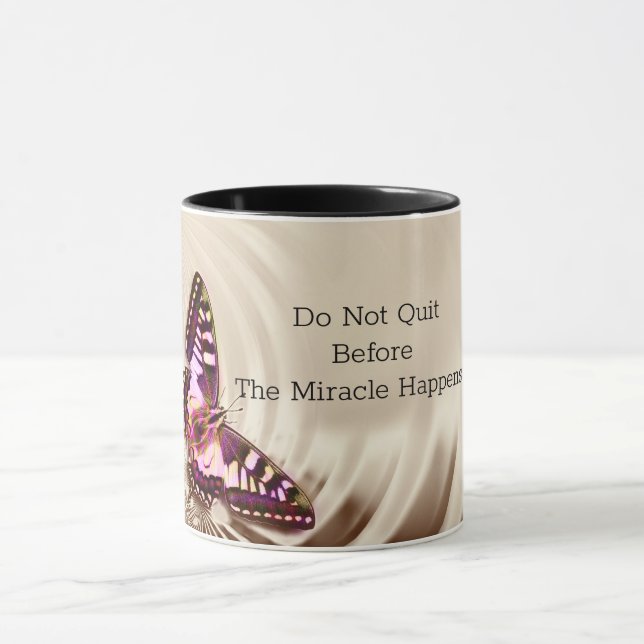 En rosa butterfly på en gräddsäcksbakgrund mugg (Center)