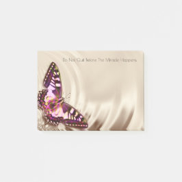 En rosa butterfly på en gräddsäcksbakgrund post-it block