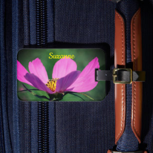 En Rosa Cosmomos blommar i Personligen Bloom Bagagebricka