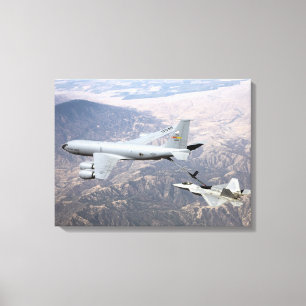 En rovfågel F-22 mottar tankar från en KC-135 Canvastryck