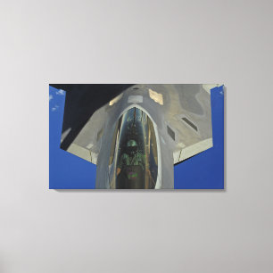 En rovfågel F-22 mottar tankar från en KC-135 Canvastryck
