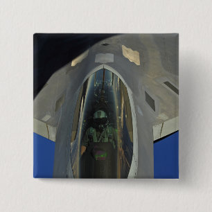 En rovfågel F-22 mottar tankar från en KC-135 Knapp