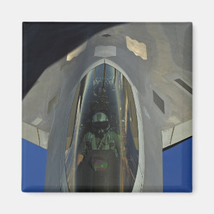 En rovfågel F-22 mottar tankar från en KC-135 Magnet