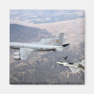 En rovfågel F-22 mottar tankar från en KC-135 Magnet