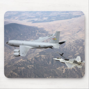 En rovfågel F-22 mottar tankar från en KC-135 Musmatta