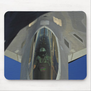 En rovfågel F-22 mottar tankar från en KC-135 Musmatta