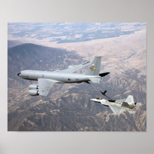 En rovfågel F-22 mottar tankar från en KC-135 Poster