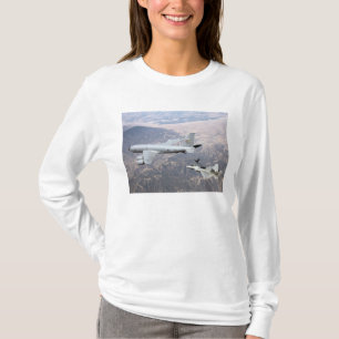 En rovfågel F-22 mottar tankar från en KC-135 Tee Shirt