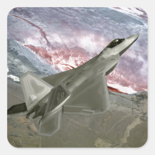 En rovfågel F/A-22 flyger en Fyrkantigt Klistermärke