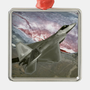 En rovfågel F/A-22 flyger en Julgransprydnad Metall