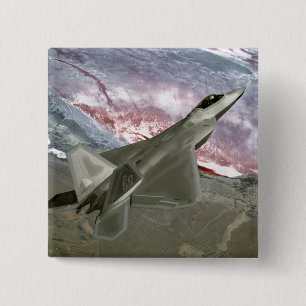 En rovfågel F/A-22 flyger en Knapp