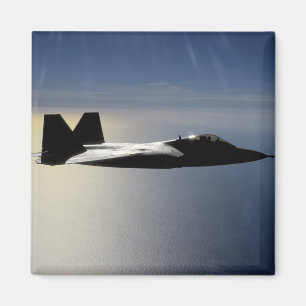 En rovfågel F/A-22 flyger en Magnet
