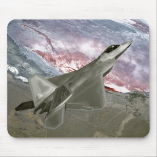 En rovfågel F/A-22 flyger en Musmatta