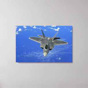En rovfågel för US-flygvapen F-22 i flyg nära G Canvastryck