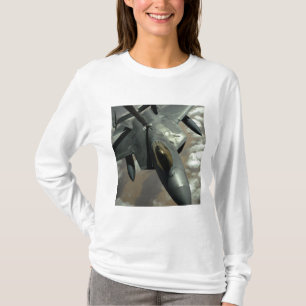 En rovfågel för US-flygvapen F-22 tankas av en K Tee Shirt
