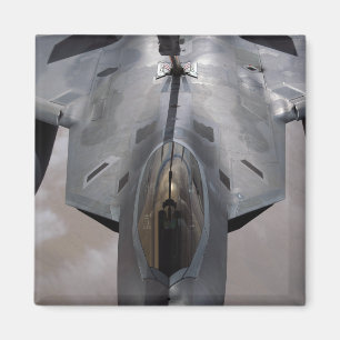 En rovfågel för US-flygvapen F-22 tankas Magnet