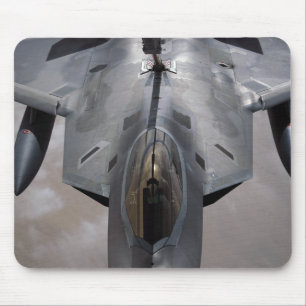 En rovfågel för US-flygvapen F-22 tankas Musmatta