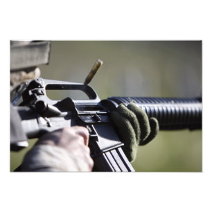 En runda flyger från kammaren av en M-16A2 Fototryck