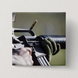 En runda flyger från kammaren av en M-16A2 Knapp