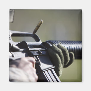 En runda flyger från kammaren av en M-16A2 Magnet