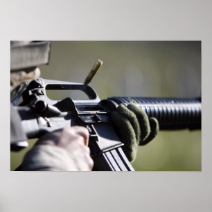 En runda flyger från kammaren av en M-16A2 Poster