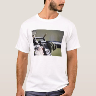 En runda flyger från kammaren av en M-16A2 T-shirt