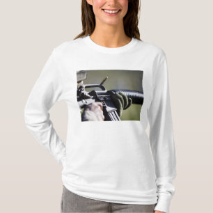 En runda flyger från kammaren av en M-16A2 T Shirt