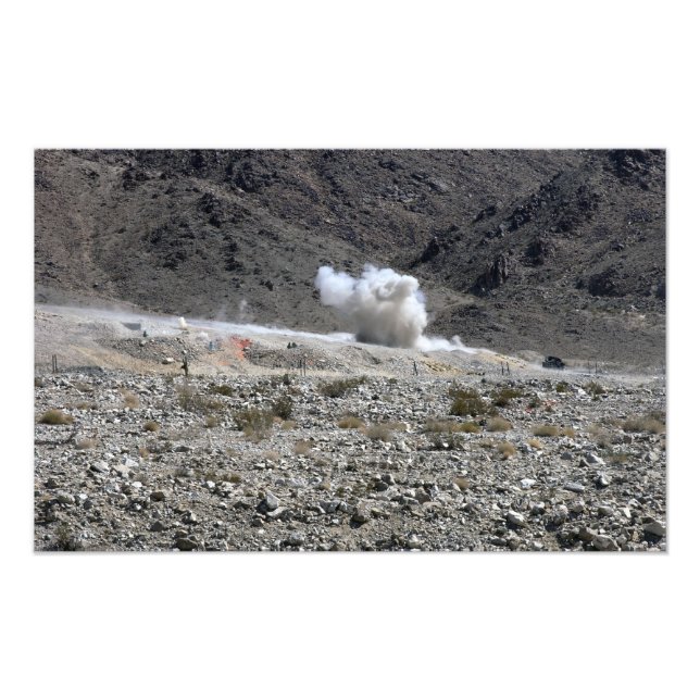 En runda från en AT-4-liten raketuppskjutare Fototryck (Framsidan)