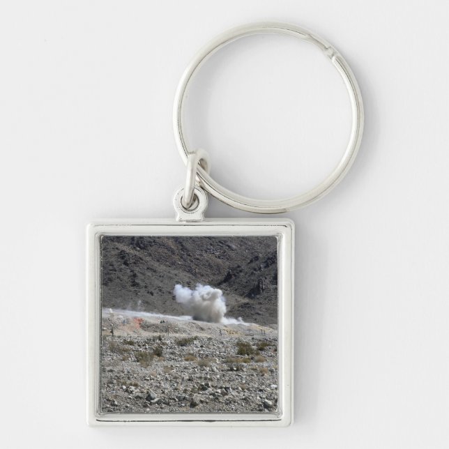 En runda från en AT-4-liten raketuppskjutare Fyrkantig Silverfärgad Nyckelring (Framsidan)