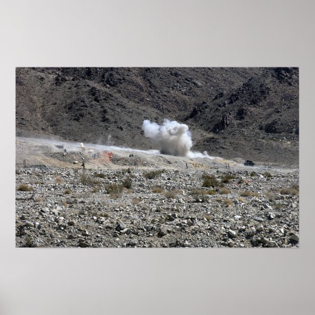 En runda från en AT-4-liten raketuppskjutare Poster (Framsidan)