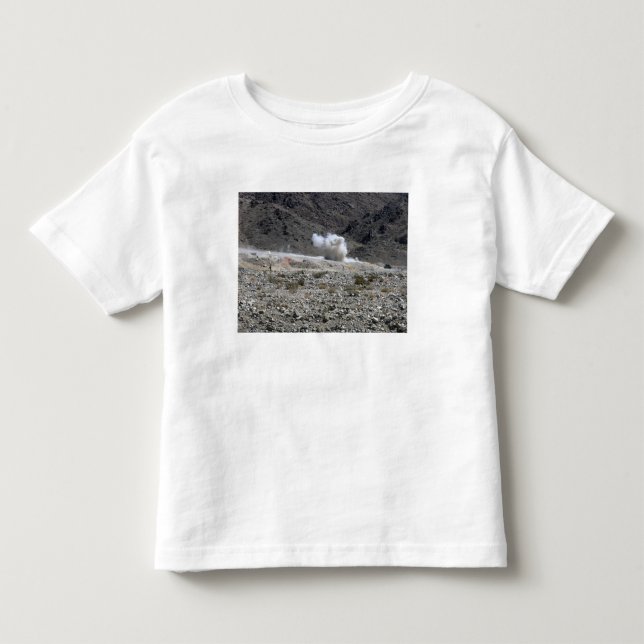 En runda från en AT-4-liten raketuppskjutare Tee Shirt (Framsida)