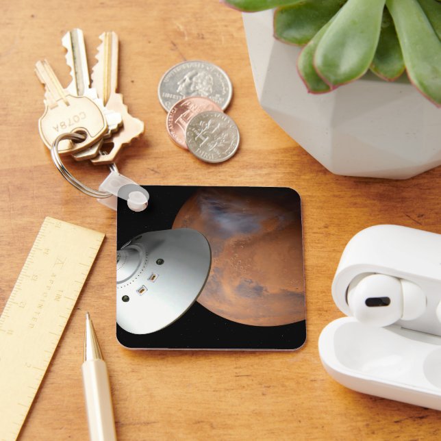 En rymdfarkost med höjdpunkt som närmar sig marsar nyckelring (Skrivbord)