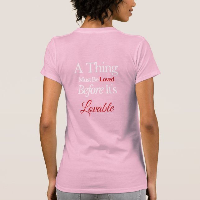 En sak måste älskas innan den är älskvärd Citat T Shirt (Baksida)