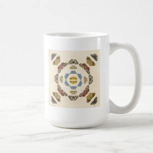 En sällsynt återgivning av fjärilar och malar kaffemugg